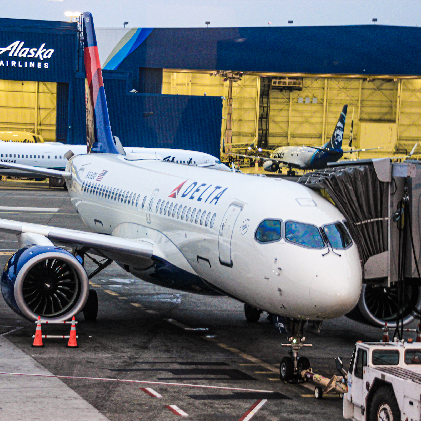 Full size: Delta Airlines Airbus A220-200 N106DU at Seattle-Tacoma International Airport